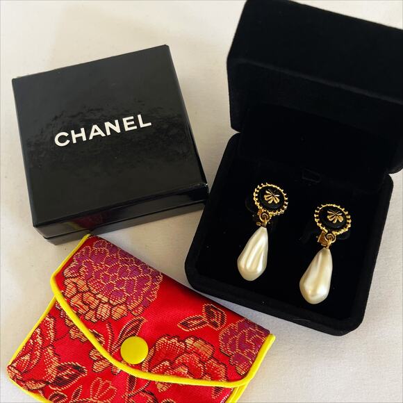 CHANEL Vintage 80s Clover Enamel Faux Pearl Clip On Earrings Collection 26 COA - Picture 3 of 12